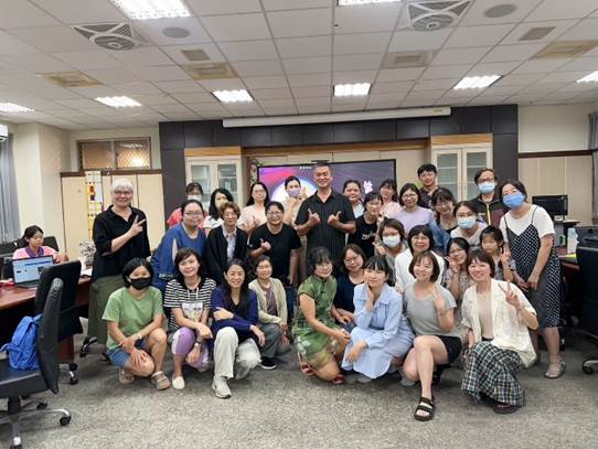 一張含有 服裝, 人員, 足部穿著, 室內 的圖片

AI 產生的內容可能不正確。