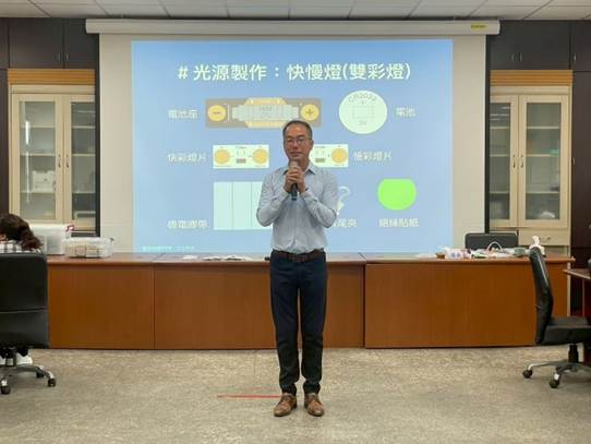 一張含有 文字, 服裝, 室內, 人員 的圖片

AI 產生的內容可能不正確。